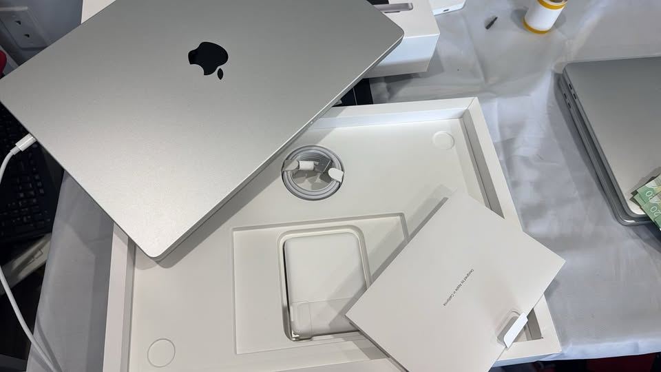 MacBook pro M4 24Gb 512GB 2024 16" size , purchased 3/2026, 3 years Applecar+ warrant